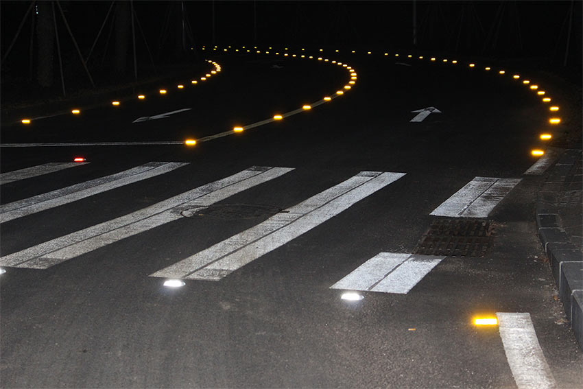 pics Motorway At Night Reflective Studs